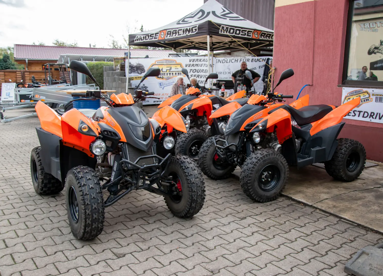 Quadfactory Beitler, Quadbikes vor der Werkstatt geparkt