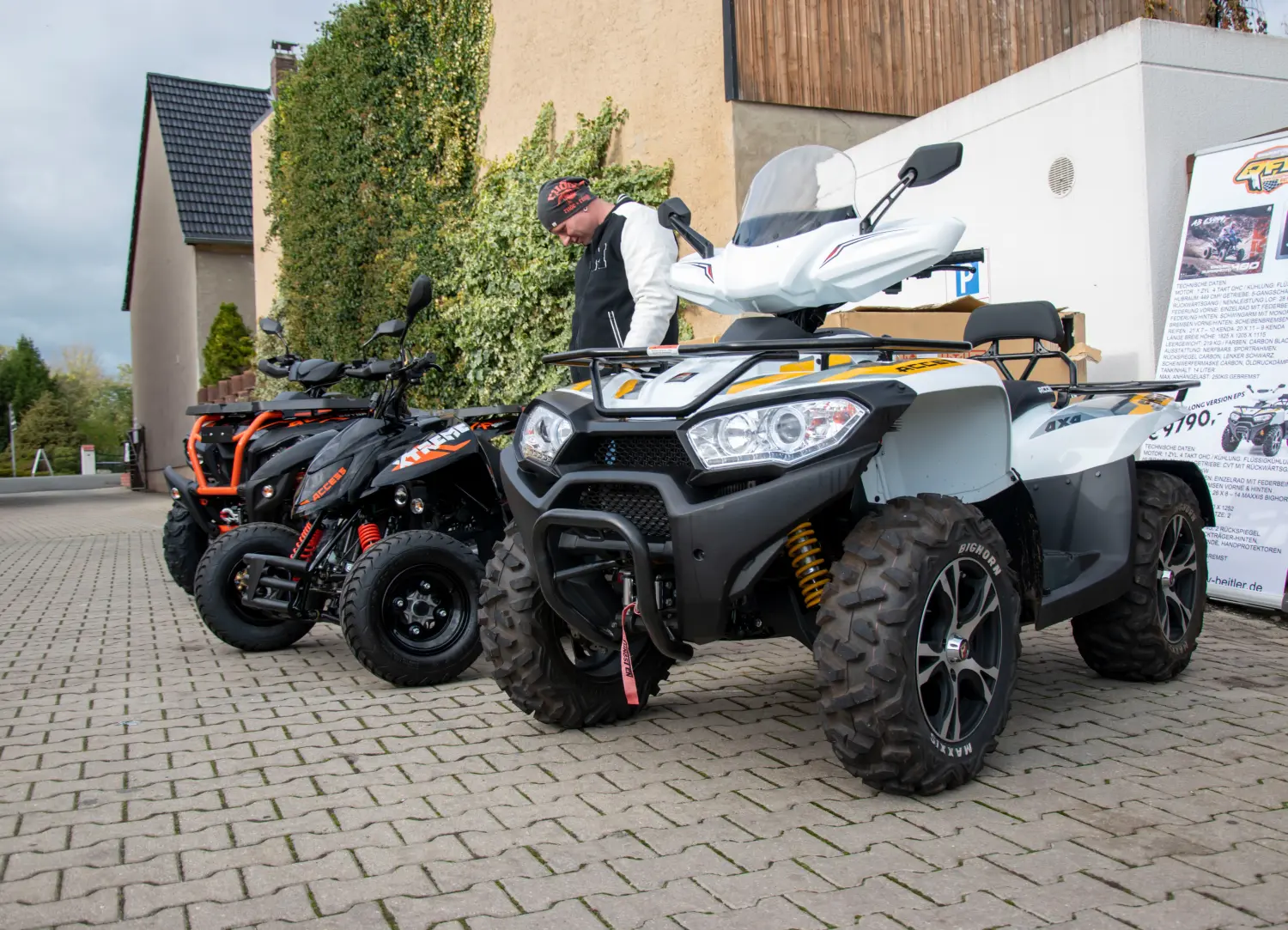 Quadfactory Beitler, Quadbikes vor der Werkstatt geparkt