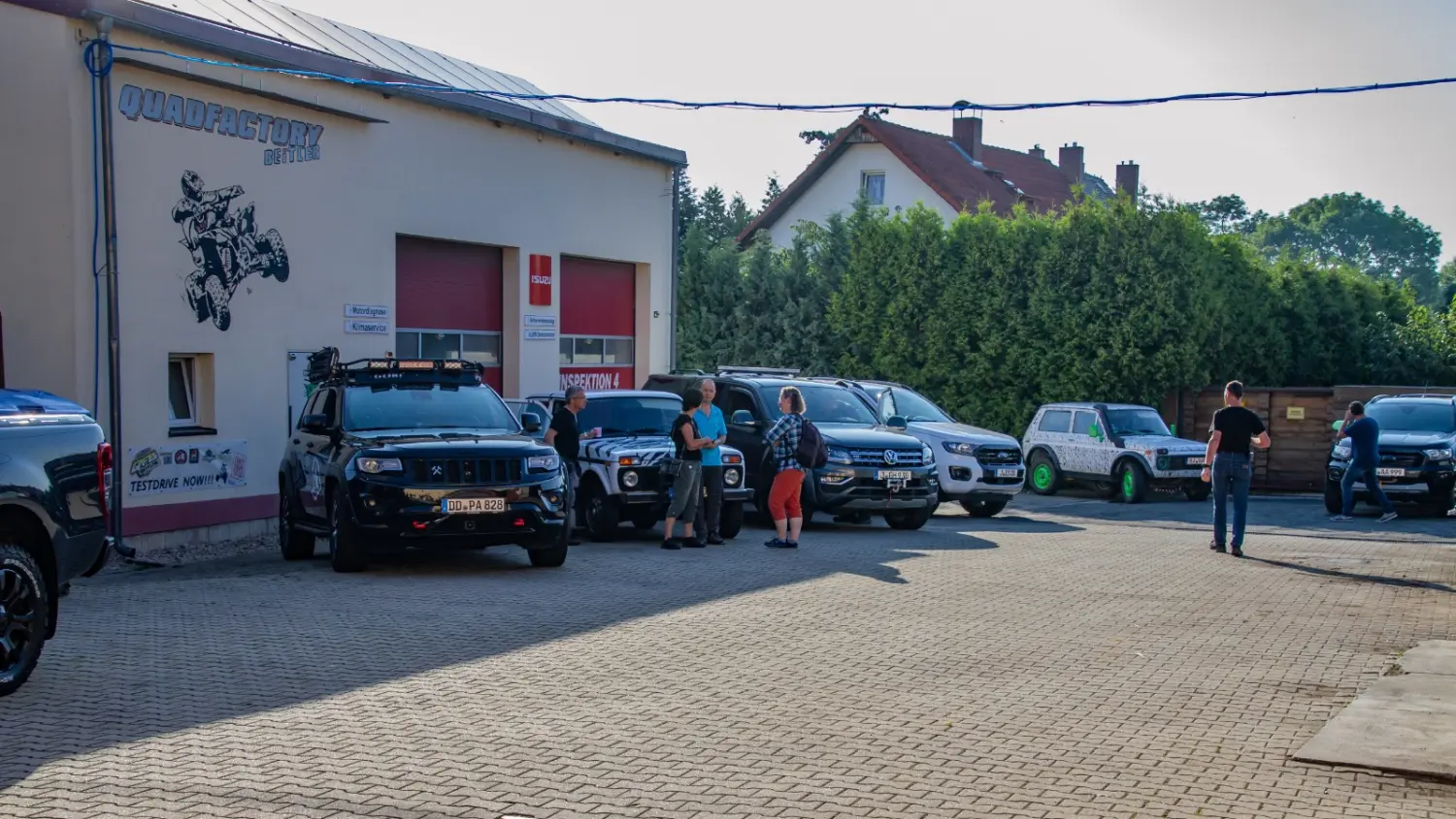 Quadfactory Beitler, Fahrzeuge vor der Werkstatt geparkt