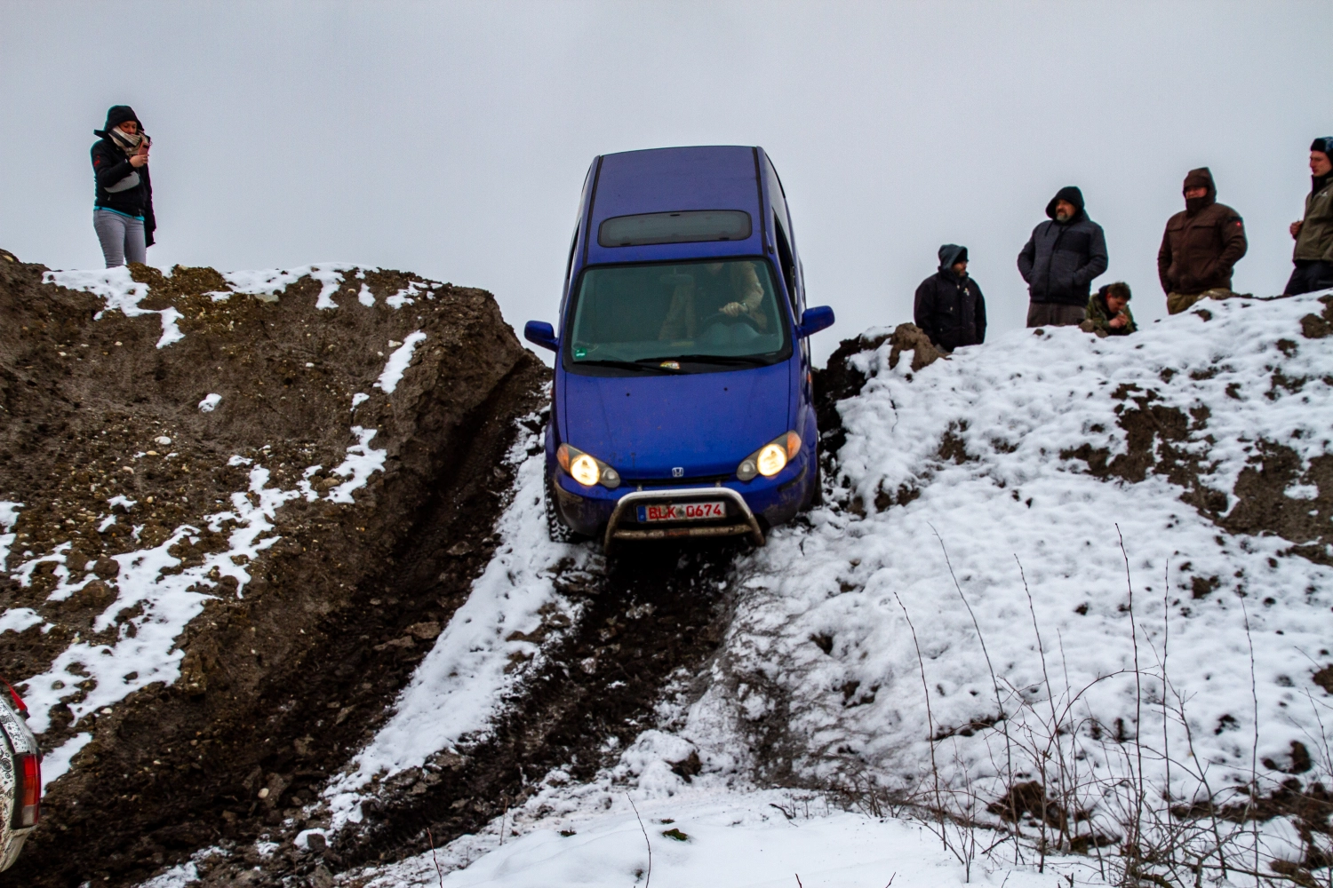 Quadfactory Beitler, Geländewagentour Januar 2023, Fahrzeuge auf dem Hügel im Schnee